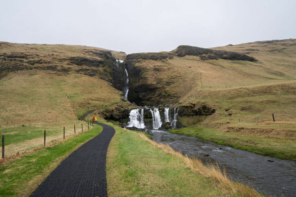 The hiking path leading to the Gluggafoss waterfall