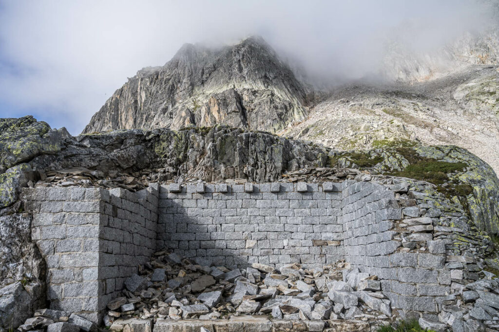 Remains of an old stone hut on the alps that can be viewed on the hike to the Chüebodengletscher and Gerenpass.