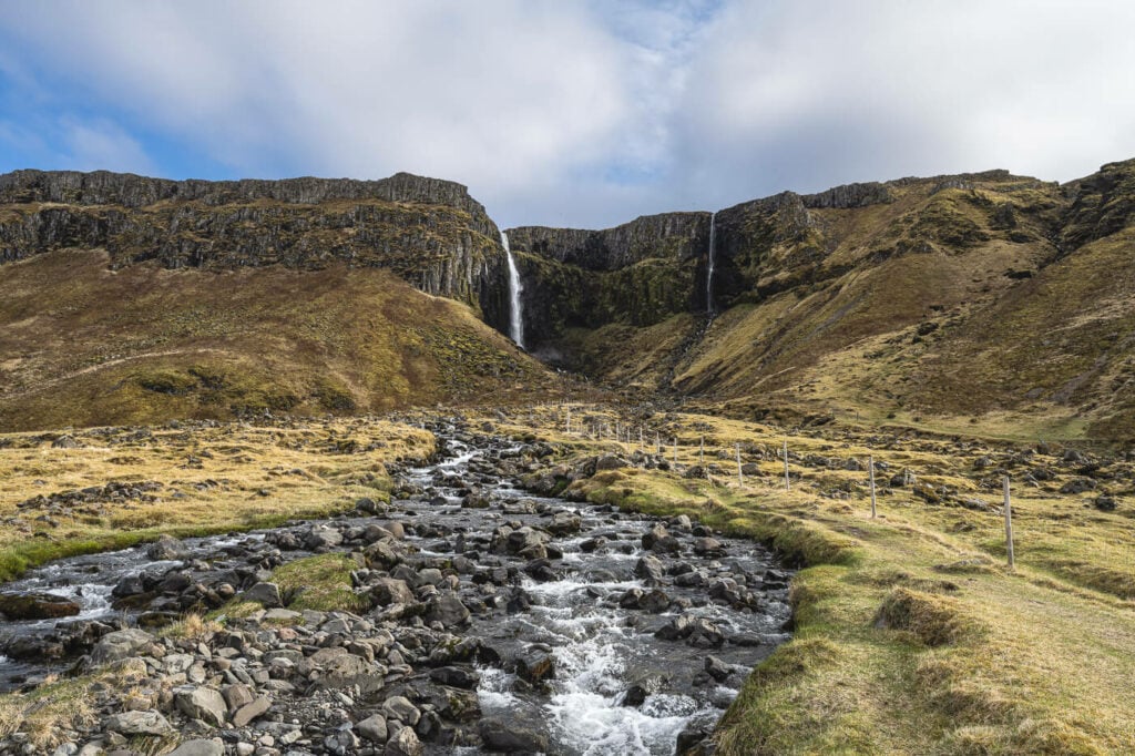 The river and the trail to the Grundarfoss waterfall