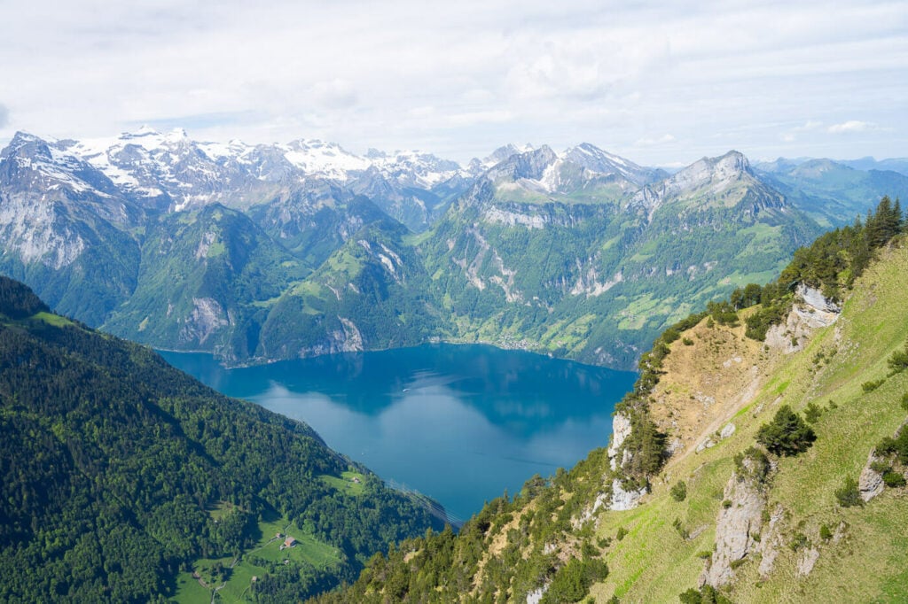 Views of mountaiins encasing the blue waters of Lake Lucerne