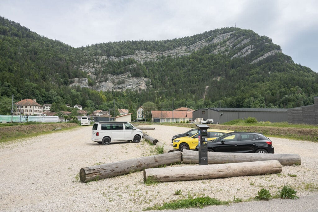 Parking des Courtons at the trailhead of the Crux du Van hike