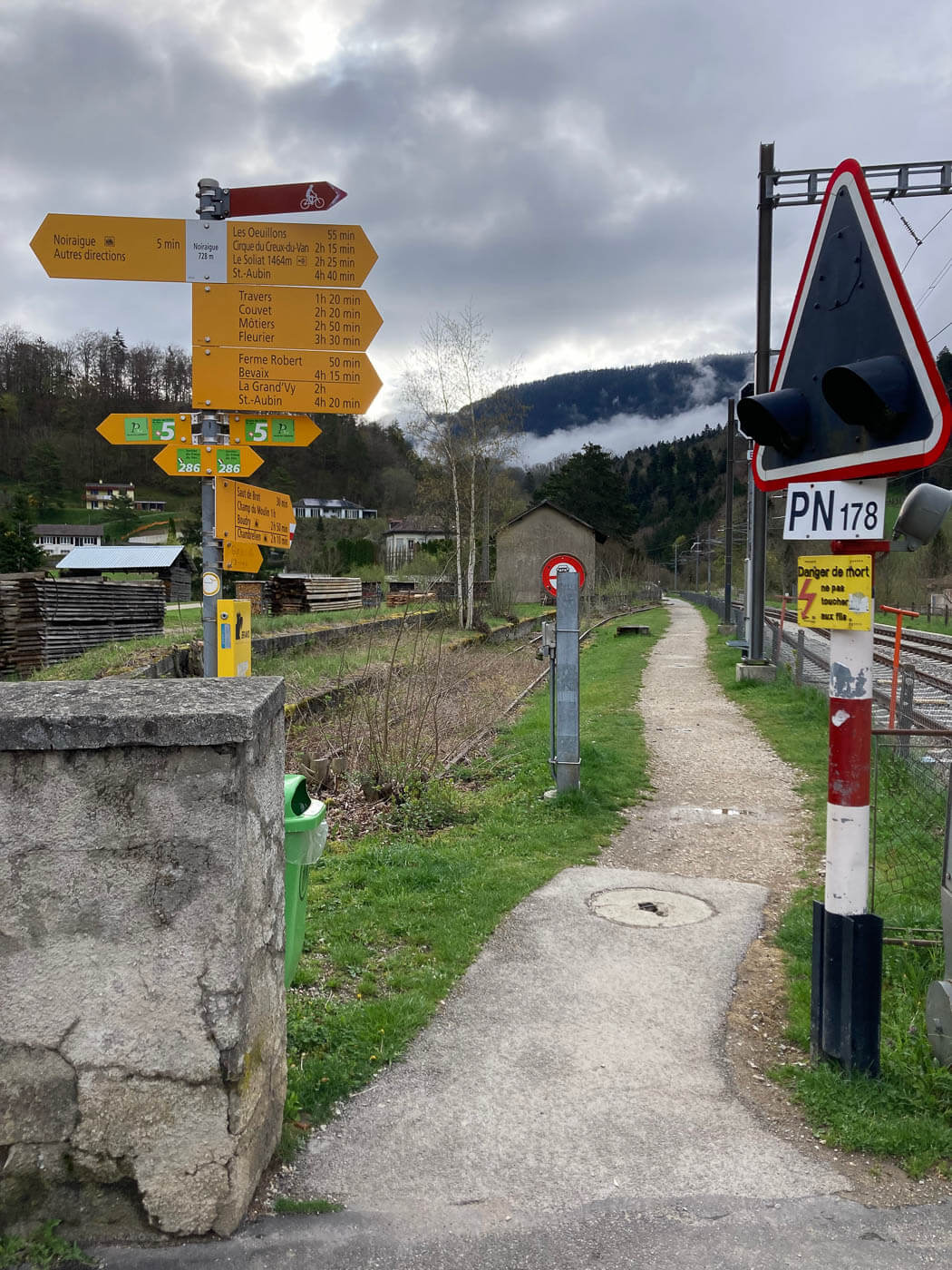 Trail to hike the Gorges de l'Areuse, next to the railway in Noirague.