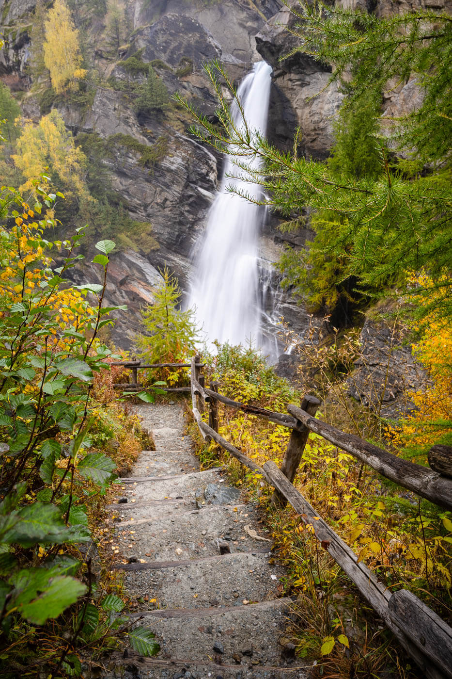 Cascate di Lilla, view of the waterfall from the hiking pat that leads above the fall