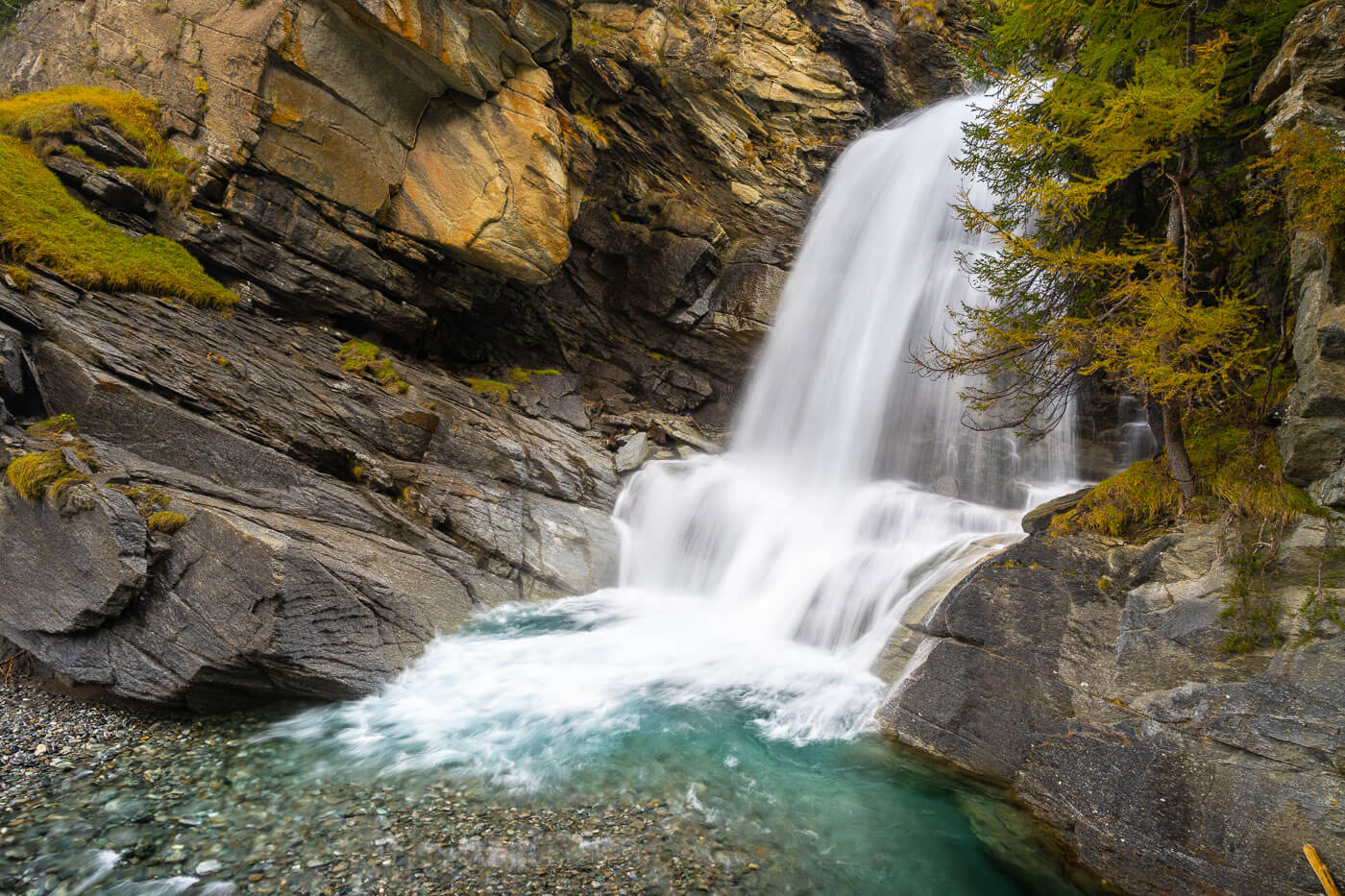 Beautiful waterfall in Lillaz, with a pool od deep blue water below