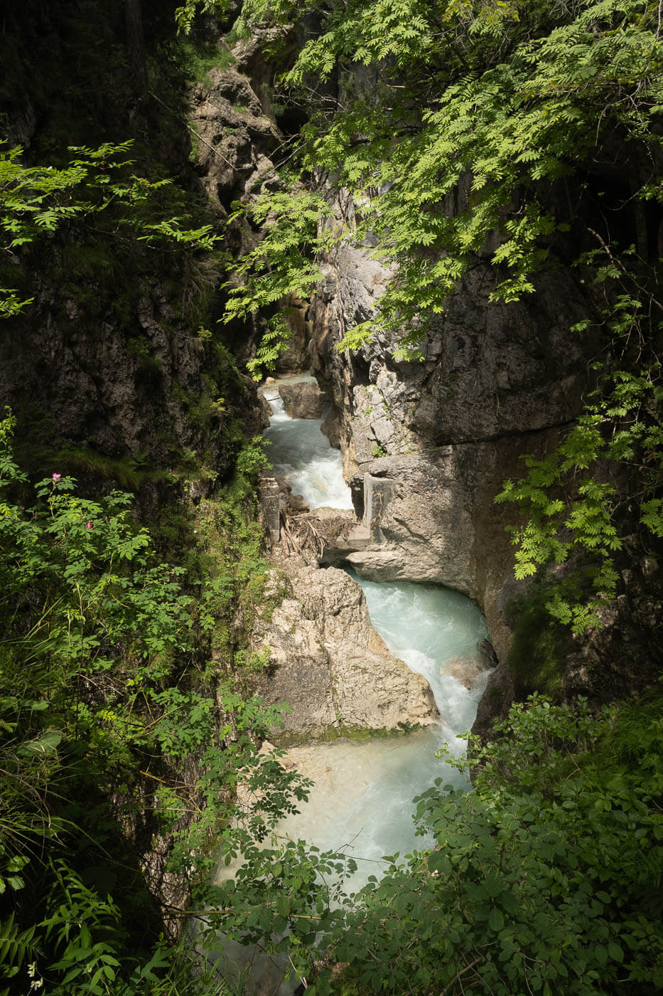 river nextled in a narrow ravine