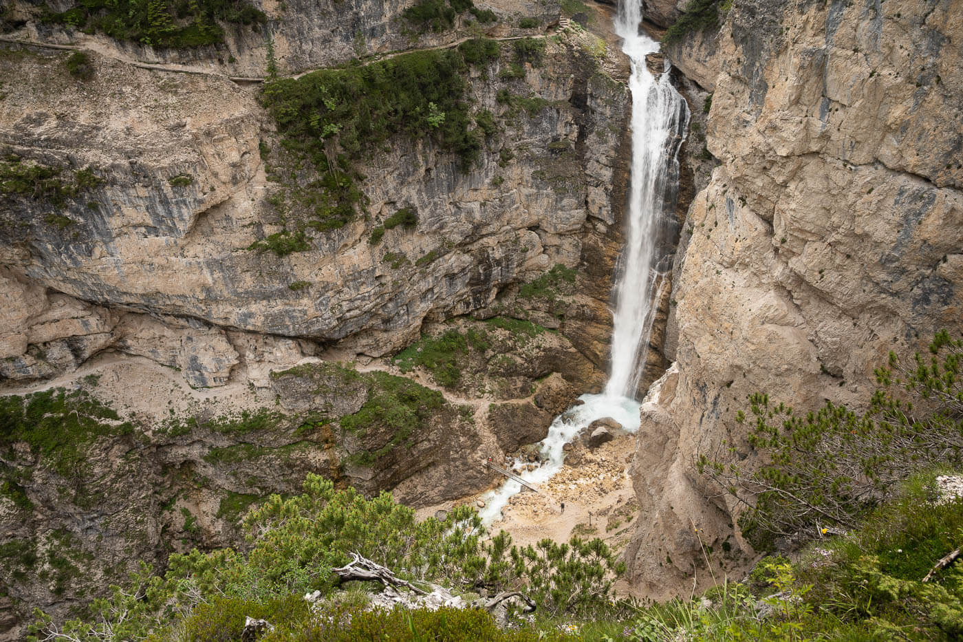 Cascata di Fanes, dropping verticvally in a narrow but tall gorge.
