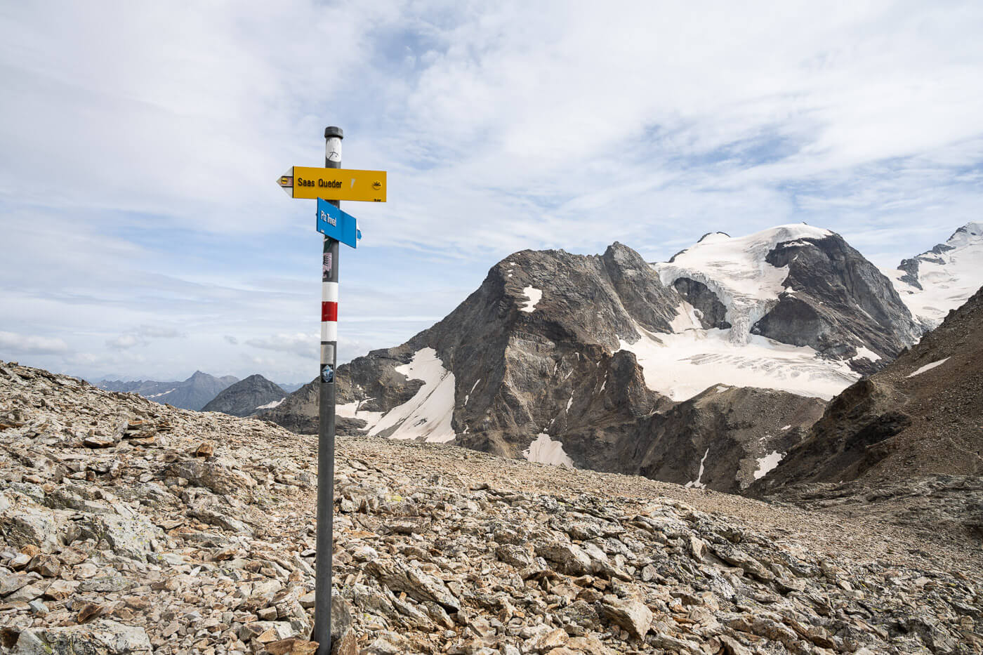 Hiking signs on a mountain in Switzerland to Saas Queder, a peak you can hike to from Diavolezza