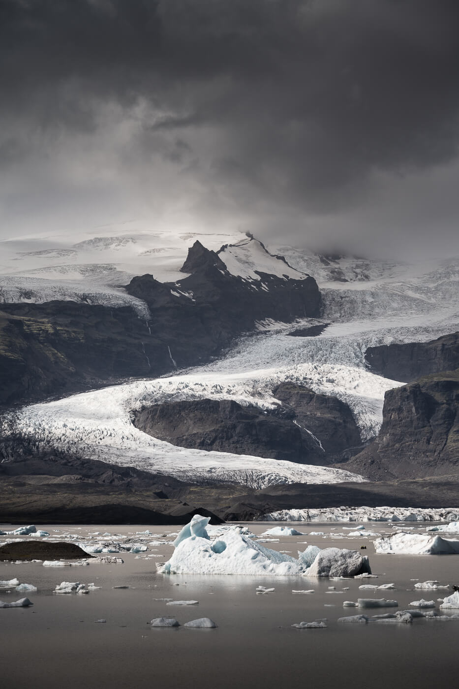 Landscape photo of Fjallasarlon in Iceland taken with the lens Nikkor Z 28-400 for a review.