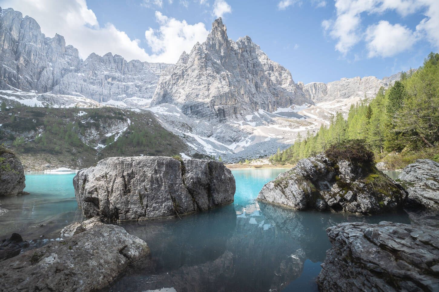 Lago di Sorapis with punta sorapis in the background.