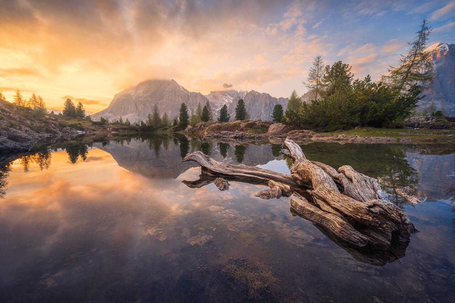 Sunset at Lago di Limides, on the the best spots for Sunset hikes and Photos in the Dolomites