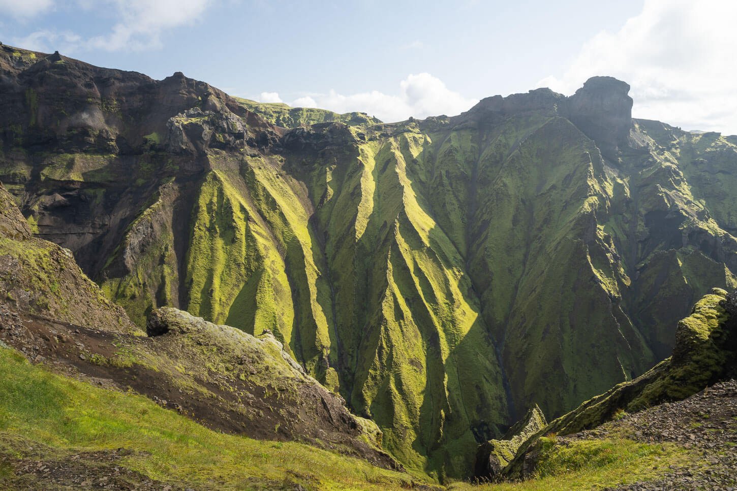View of a ravine covered in moss on the blue hiking trail in thakgil