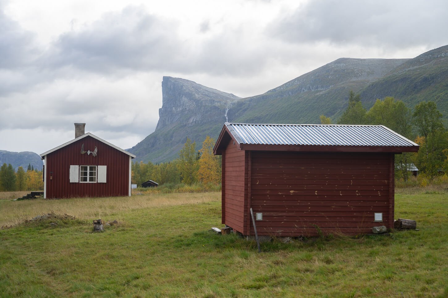 Aktse Huts with Skierfe in the background.