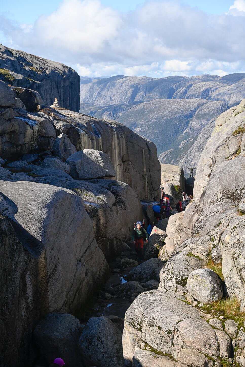 Narrow ravine that leads to Kjeragbolten.
