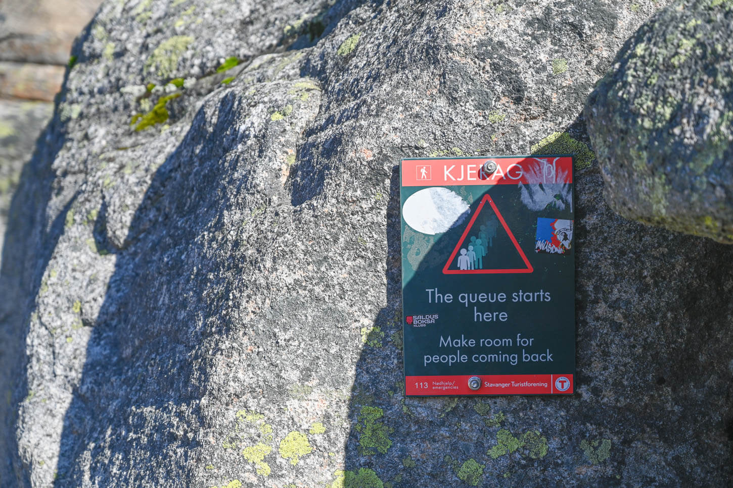 Sign showing the starting point of the queue to stand on Kjeragbolten.
