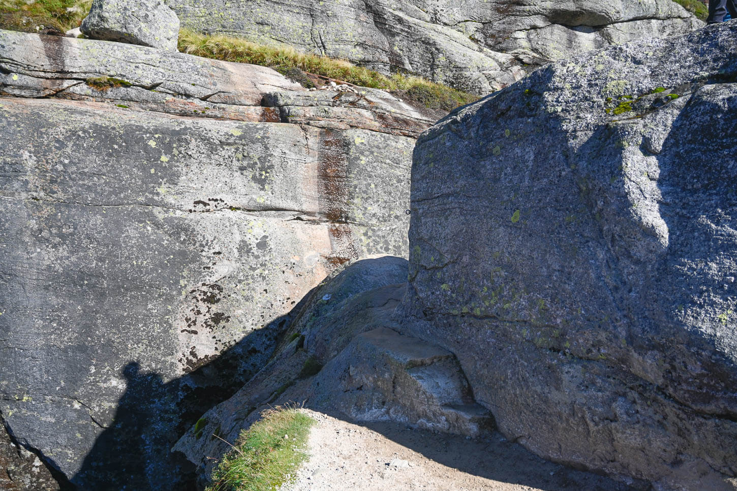 Narrow rocky ledge that leads to the boulder called Kjeragbolten