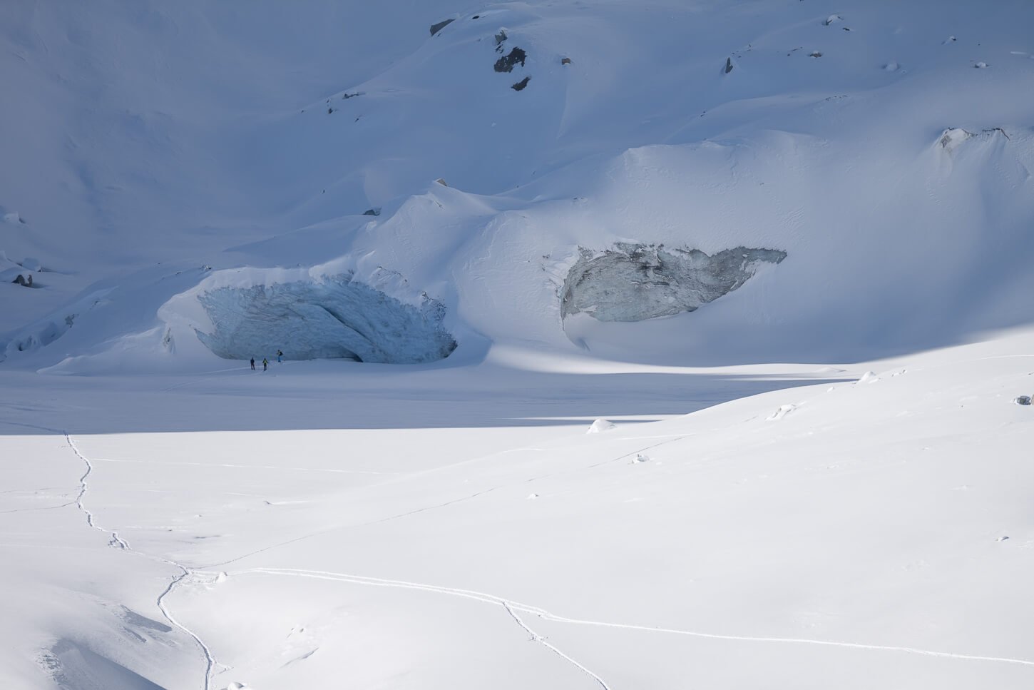 People on a snowshoe hike below the Sidelengletscher.