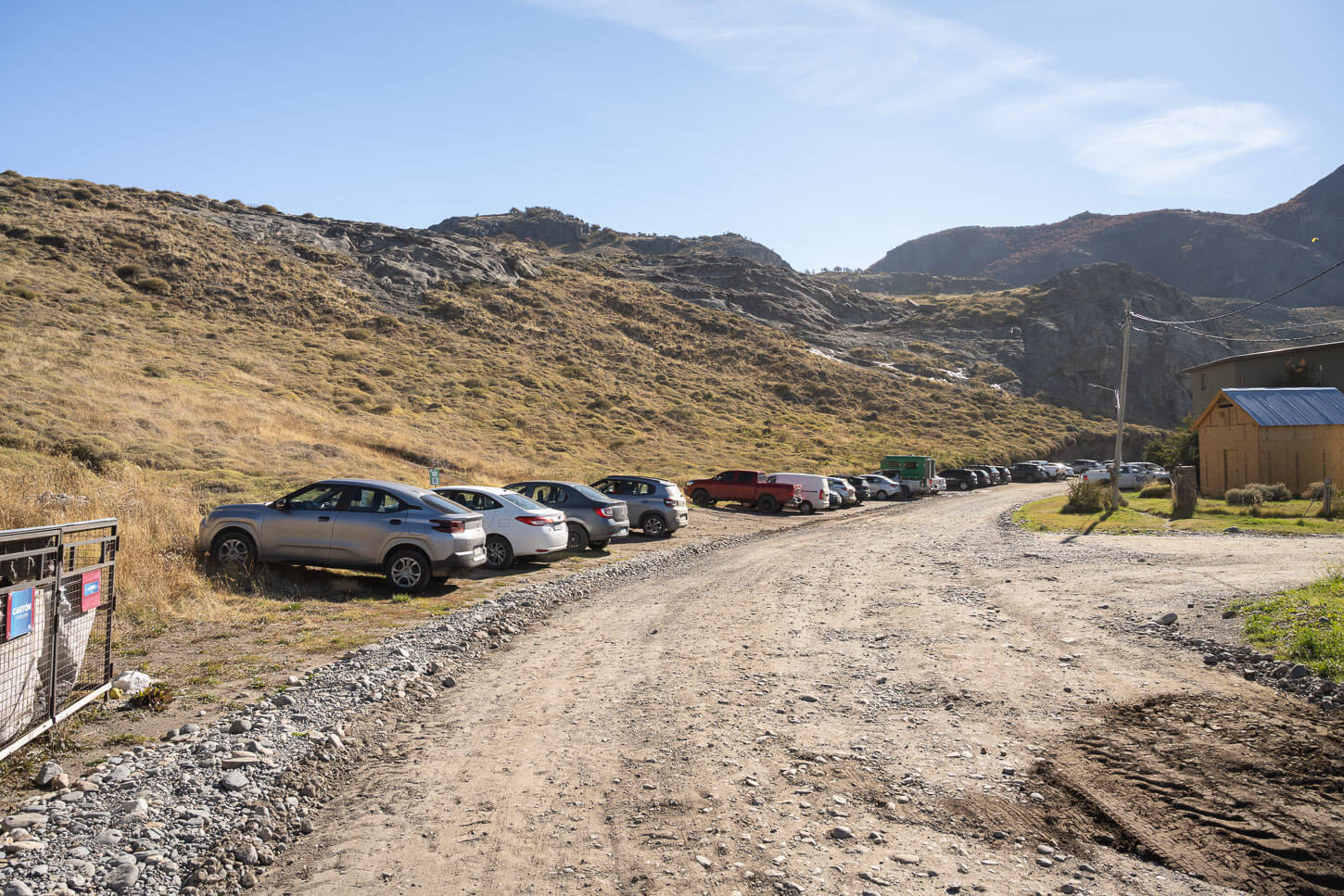 Parking area that is the trailhead for the Loma de Las Pizarras and Laguna Torre.