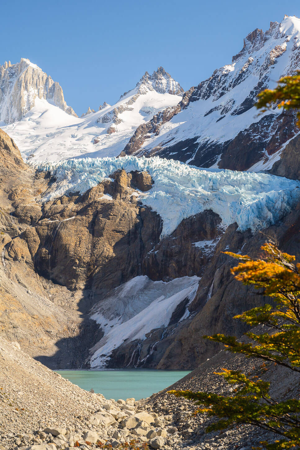 Detail of the Mirador Piedras Blancas, with the many boulders on the moraine at its bottom, the lagna, and the glacier in the background.