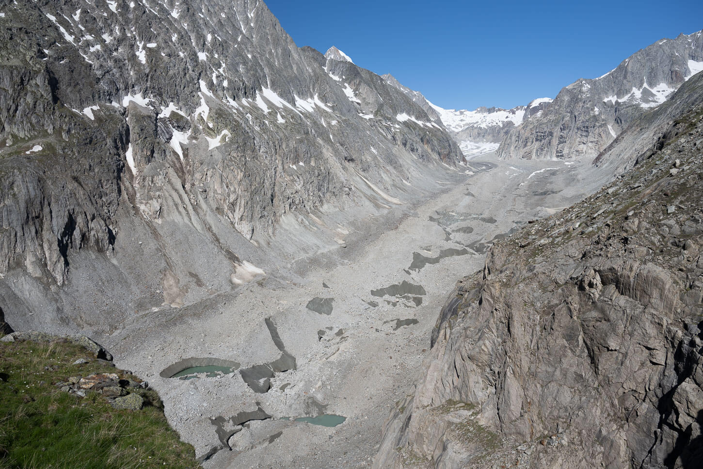 Panoramic view of the Oberaletsch glacier from the Oberaletsch Panoramaweg, with the glacier mostly covered in debris.