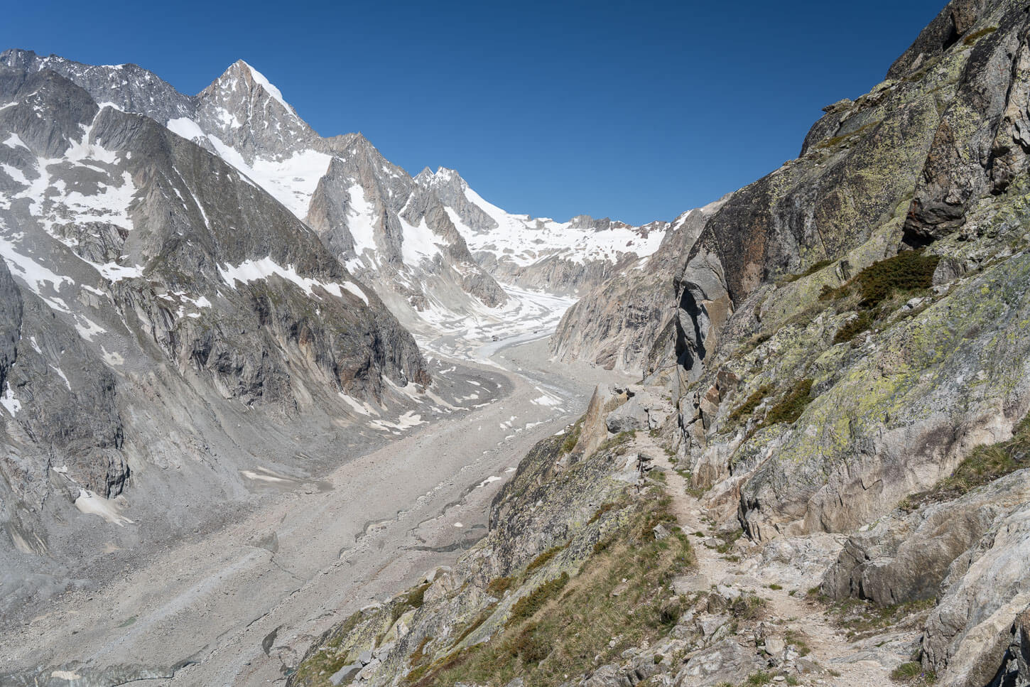 Narrow section of the hike to the Oberaletsch hut, with view of the entire glacial valley