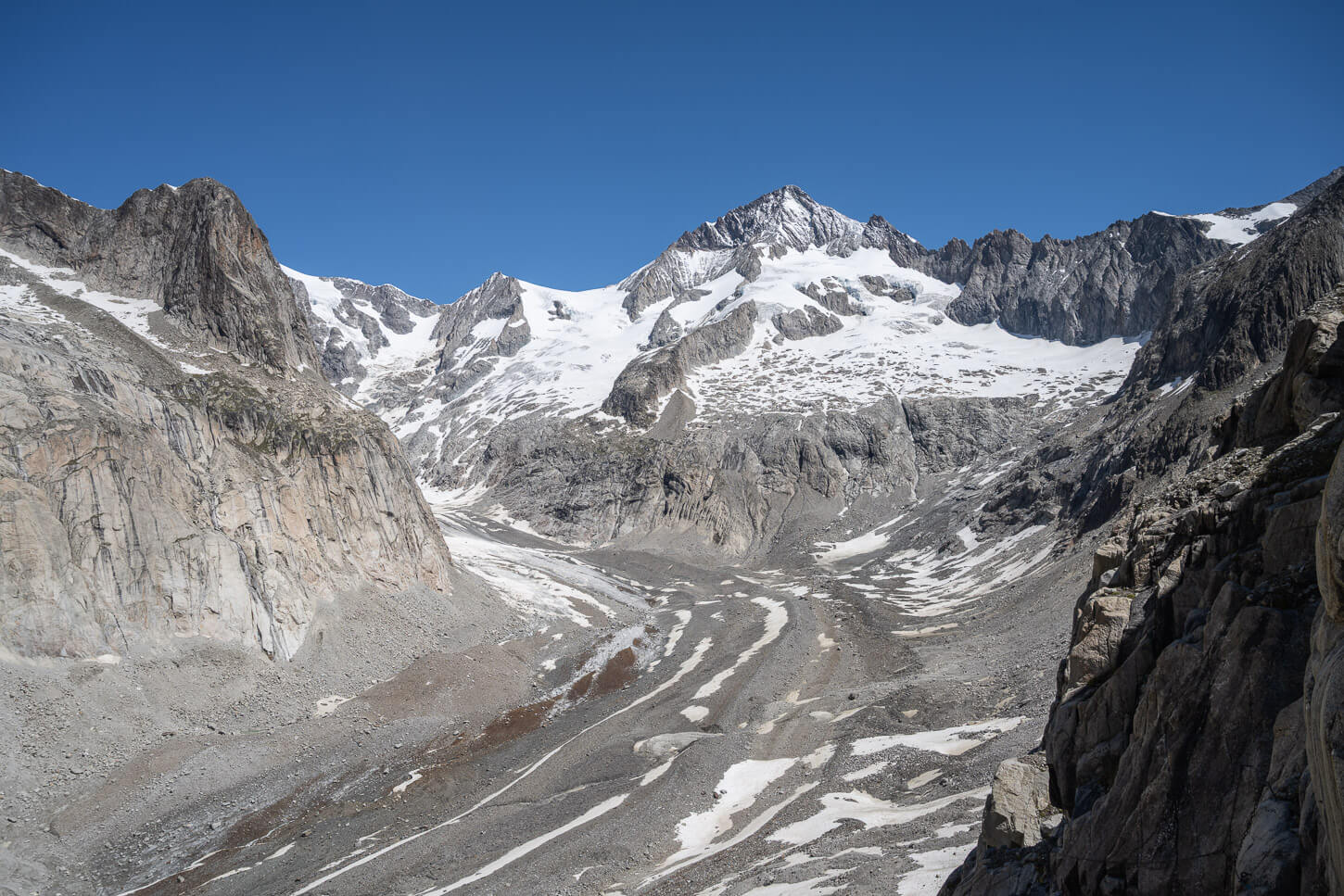 View of the upper Oberaletsch glacier on a sunny day, with the Aletschhorn in the background.