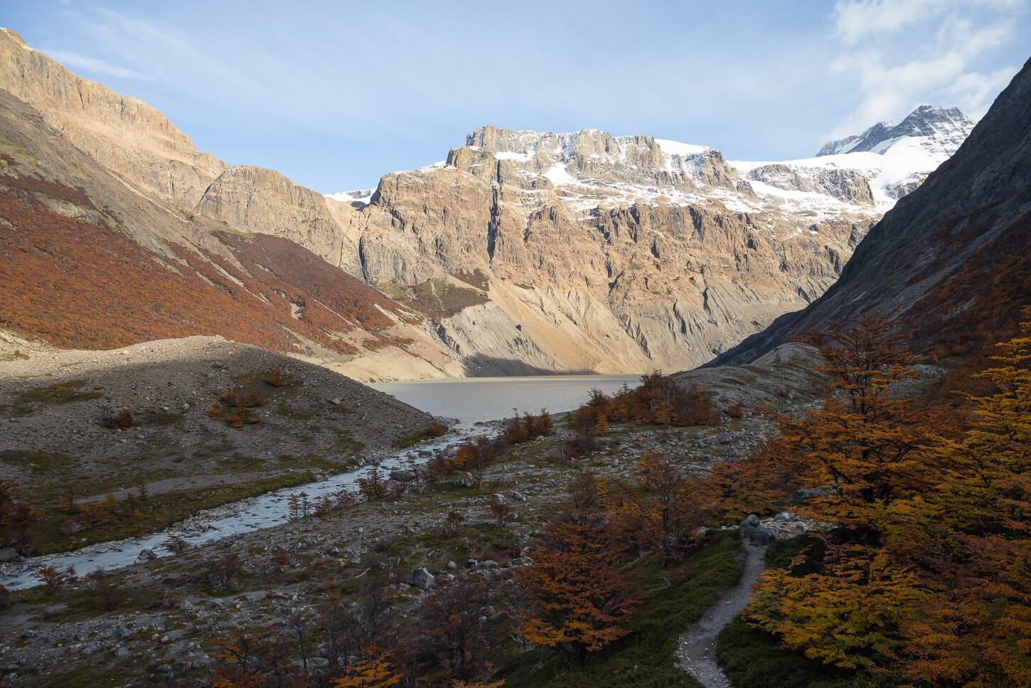 Hiking trail leading to Laguna Diablo, with the lake in the background and the snow-capped mountains above it.