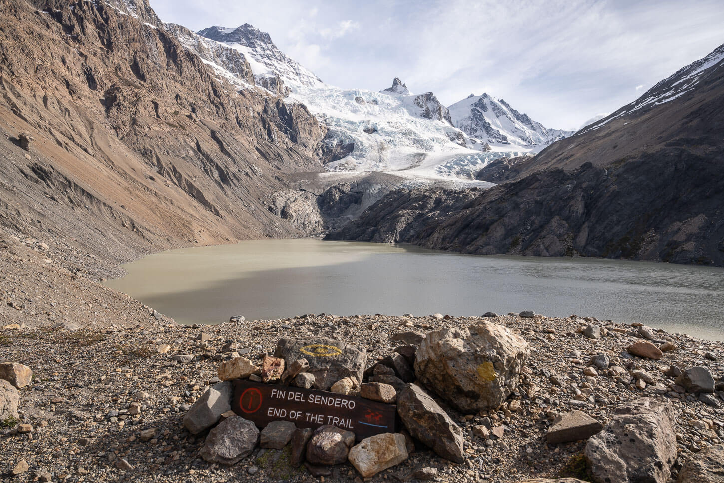 ESign of the end of the Puesto Cagliero hiking Trail, with a stunning view of the glaciers and jagged peaks in the backgrihnbd, above Laguna diablo.