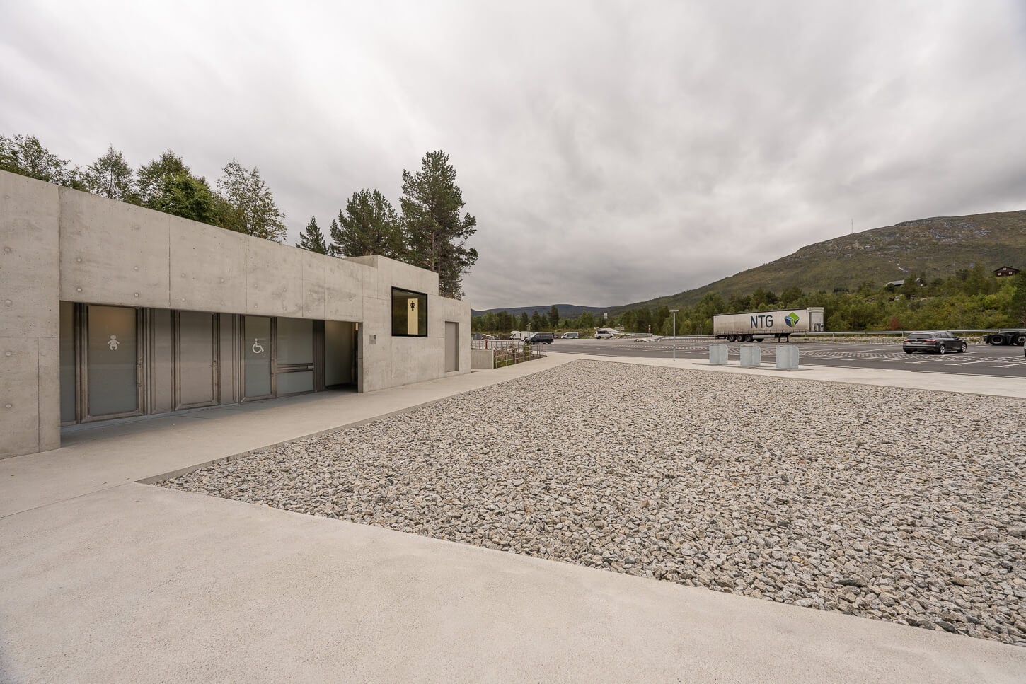 Måbødalen parking area designed by Oslo-based architect Carl-Viggo Hølmebakk