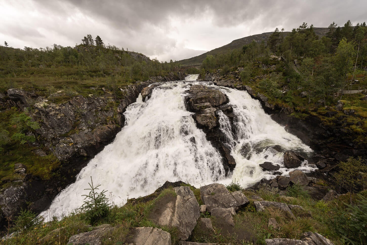 Upper step of Vøringsfossen, on a cloudy day, with the waterfall splitting into two main channels