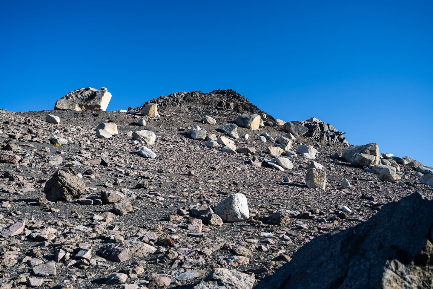 Second false summit of Lomas de las Pizarras, also completely covered in rocks and scree.