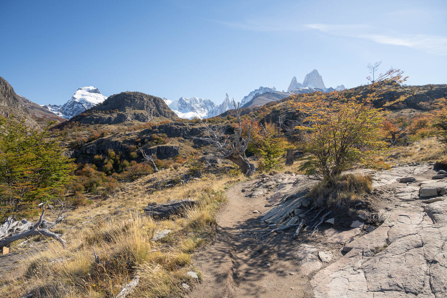 Laguna Torre trail which is initialy the same to go to Loma de La Pizarras, passng thrugh an arid section of the trail.