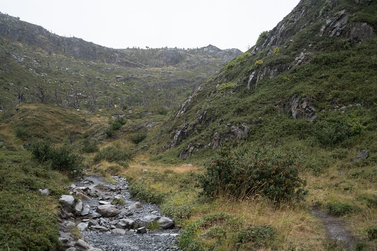 First section of the Mirador Glacier Grey trail, which passes through a rocky, narrow valley.