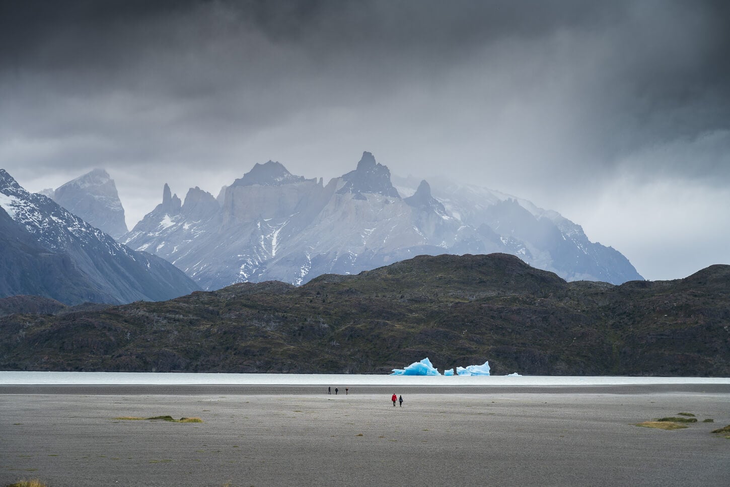 Hikers on their hike to Mirador de los hielos, with icebergs floating in the distance.
