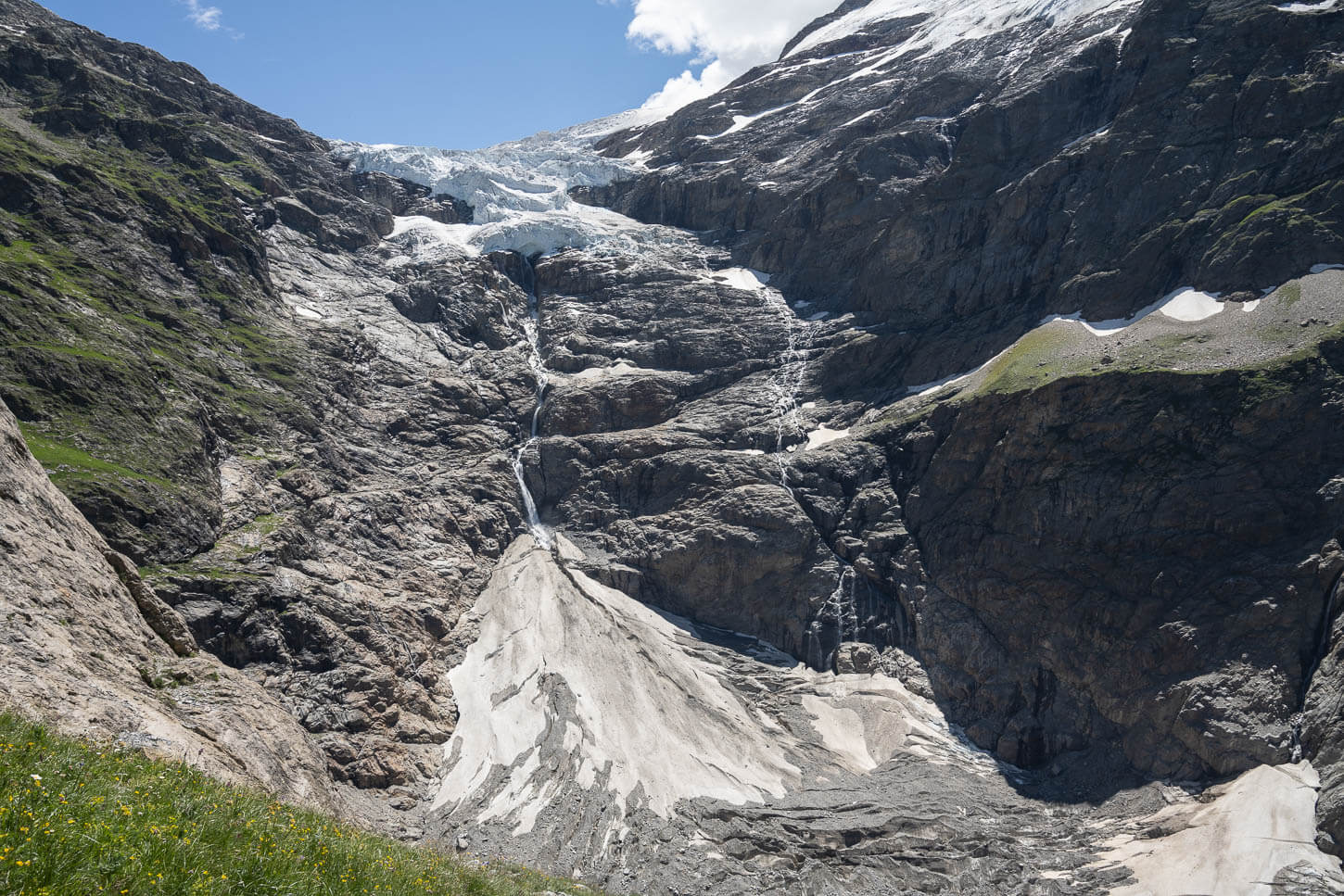 First viewpoint of the upper Grindelwald glacier on the hike to the Glecksteinhütte, where the glacier is split i two with a waterfall in the middle.