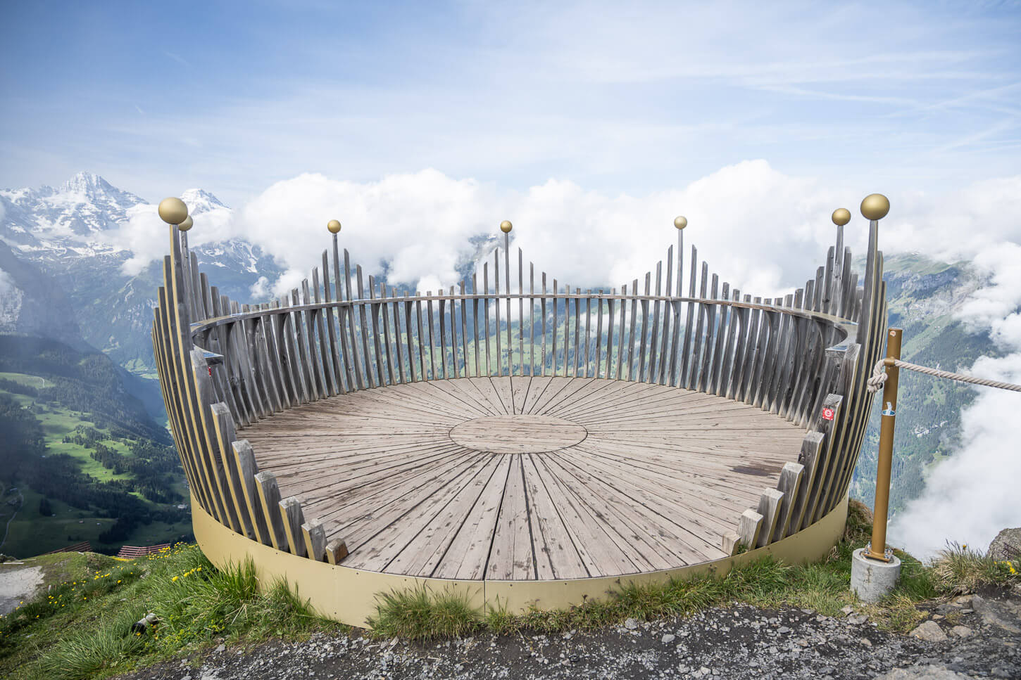 Männlichen's observation deck above the lauterbrunnen valley, which is also the endpoint of the trail from Wengen to Männlichen'.