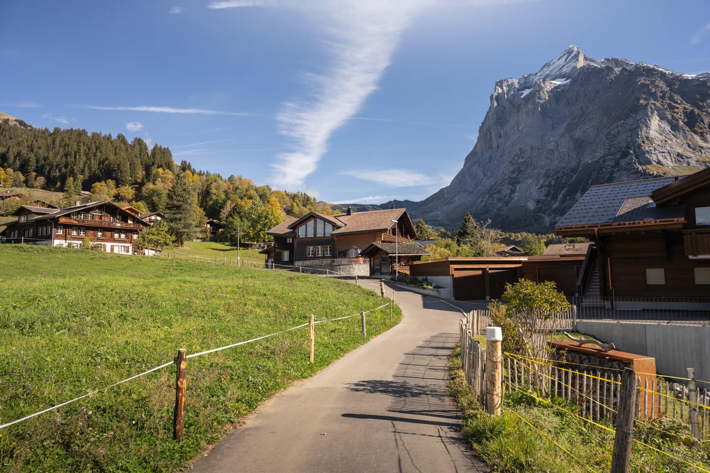 Houses on the outskirts of Grindelwald, with a view of the mountains in the background