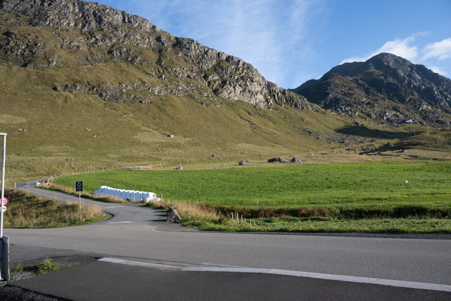 Road in the lfooten that leads into Durmålsdalen