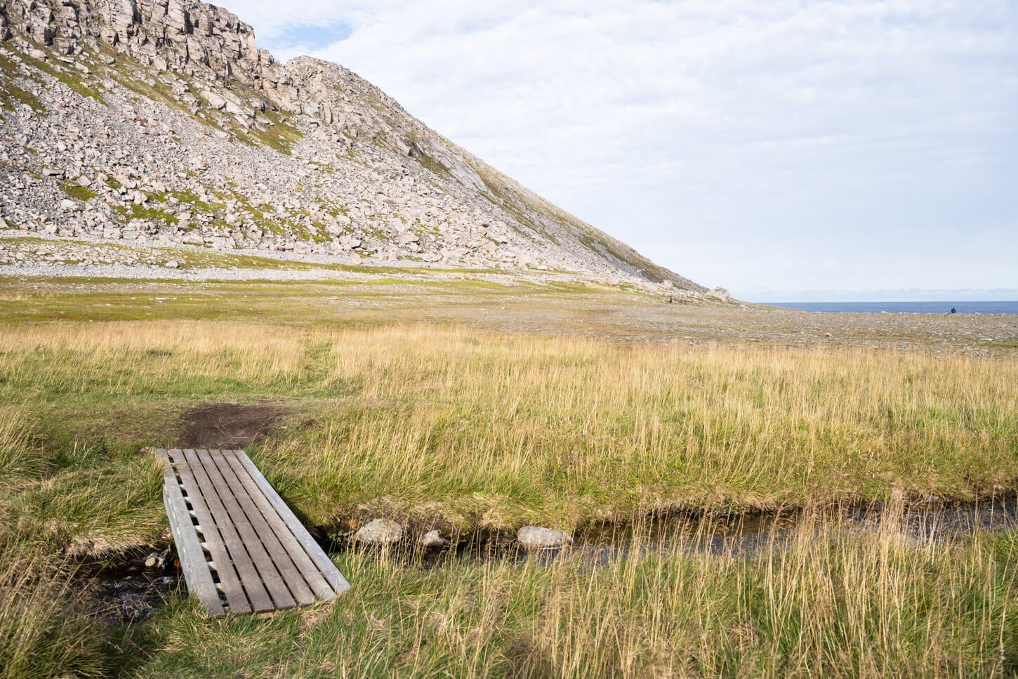 small pedestrian bridge across a creek on the hike to Knivskjellodden