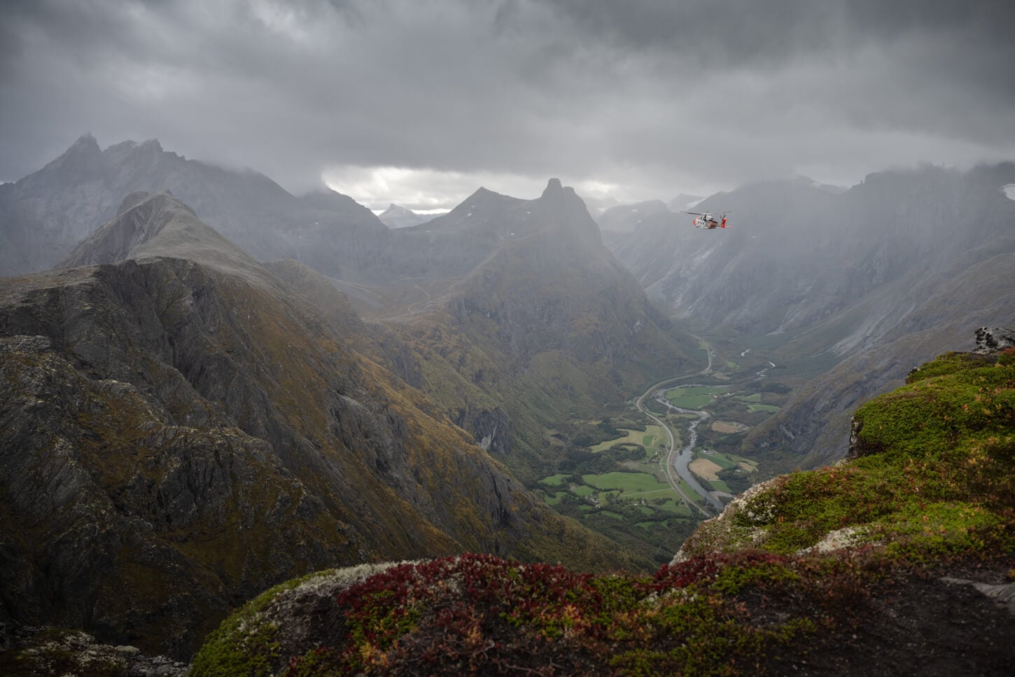 Helicopter of search and rescue in a mission at Romsdalseggen on vSeptember 2026, when a fatal accident had occurred.
