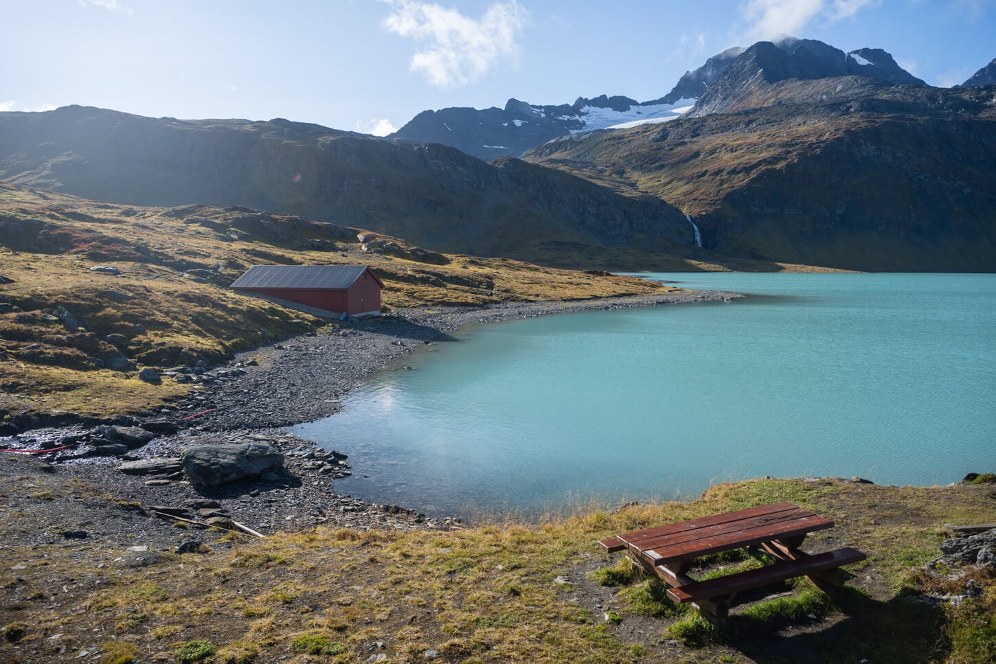 Picnic area on the shores of Rottenvikvatnet, a goo place to rest after the hike and enjoy the views.